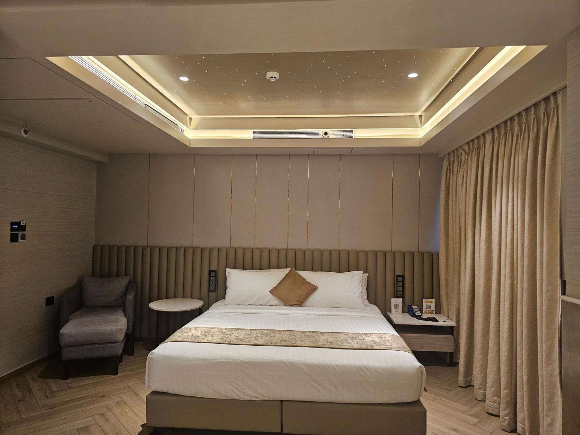 Dragonfly Hotel - The Art Hotel Мумбай Екстериор снимка